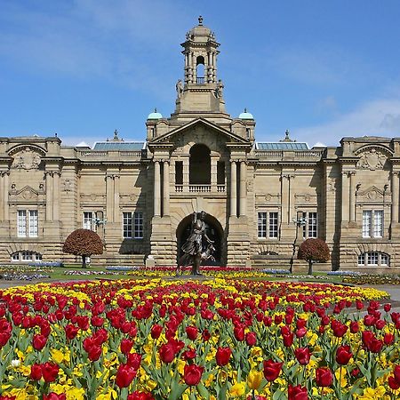 Stylish 4 Double Bedroom House In Bradford, Views Of Hillside And Parking Shipley  Luaran gambar