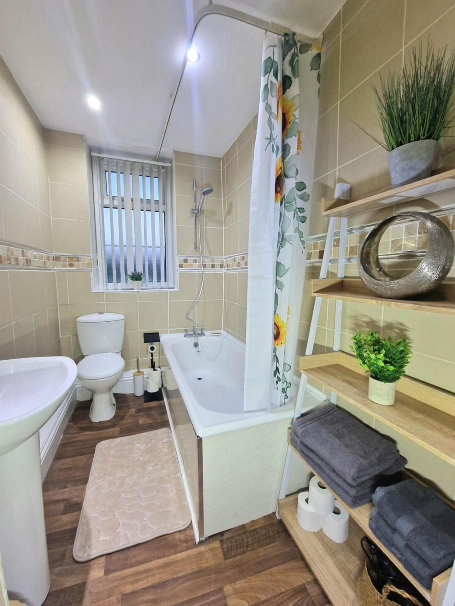 Stylish 4 Double Bedroom House In Bradford, Views Of Hillside And Parking Shipley  Luaran gambar